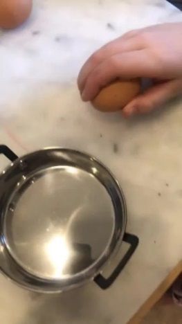 Cara pecahkan telur