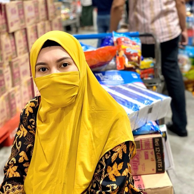Saat pergi berbelanja kebutuhan sehari-hari di supermarket, hijabers Aliah L. Sayuti Assyathri memilih untuk memakai bergo anti Corona, yang terdapat masker pada bergonya. Ia memakai bergo warna kuning dengan ditambah inner warna hitam. Foto: instagram @aliahsayuti
