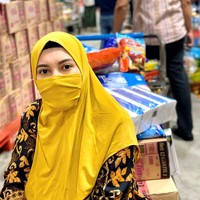 Saat pergi berbelanja kebutuhan sehari-hari di supermarket, hijabers Aliah L. Sayuti Assyathri memilih untuk memakai bergo anti Corona, yang terdapat masker pada bergonya. Ia memakai bergo warna kuning dengan ditambah inner warna hitam. Foto: instagram @aliahsayuti