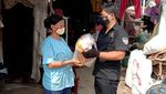 Berbagi dengan Masyarakat Kurang Mampu