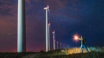 Selain apa yang ditawarkan langit malam, sang fotografer suka menambahkan kisah pribadi di latar depan dan menggabungkannya dalam satu gambar. Istimewa/Dok. Boredpanda/Mihail Minkov.