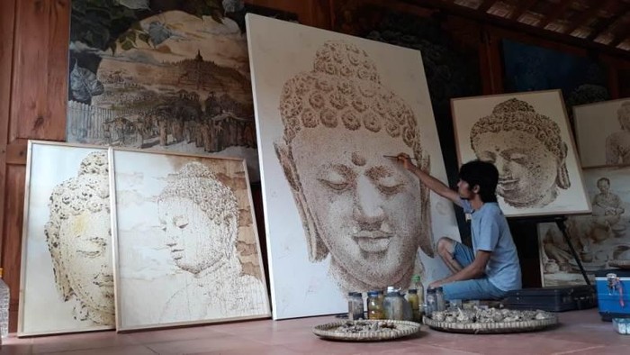 Seniman Borobudur, Easting Medi melukis pakai empon-empon, Jumat (8/5/2020)