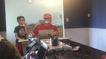 Tapi setiap rapat Cara dan rekan-rekan kerjanya kerap diganggu sang suami. Foto: Cara Fields
