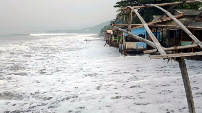 Gelombang Pasang di Palabuhanratu Sukabumi