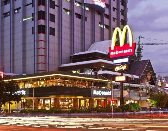 Akhir Perjalanan McDonald's Sarinah, Gerai McD Pertama di Indonesia Resto cepat saji McDonald's di pusat perbelanjaan Sarinah akan ditutup usai 29 tahun beroperasi. Yuk, lihat lagi perjalanan gerai McD pertama di Indonesia itu.