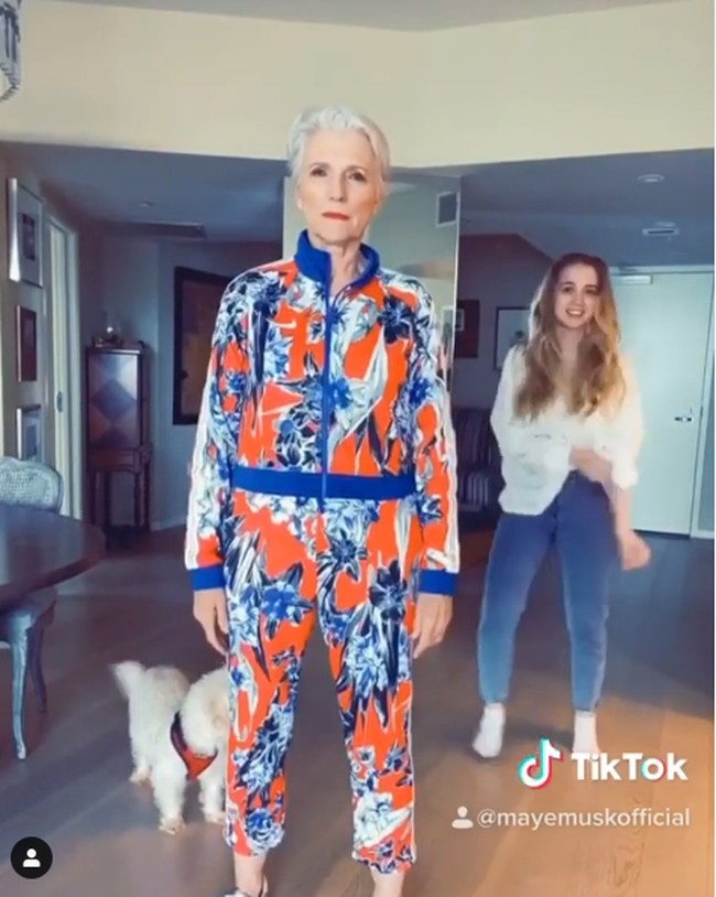 Memiliki jiwa petualang, tak mengherankan jika Maye Musk masih eksis di berbagai acara dan media sosial di usianya yang sudah 72 tahun. Dia bahkan eksis di TikTok dan kerap mengunggah berbagai konten di sana, termasuk berjoget. Foto: Instagram @mayemusk