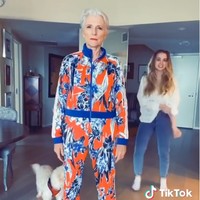 Memiliki jiwa petualang, tak mengherankan jika Maye Musk masih eksis di berbagai acara dan media sosial di usianya yang sudah 72 tahun. Dia bahkan eksis di TikTok dan kerap mengunggah berbagai konten di sana, termasuk berjoget. Foto: Instagram @mayemusk