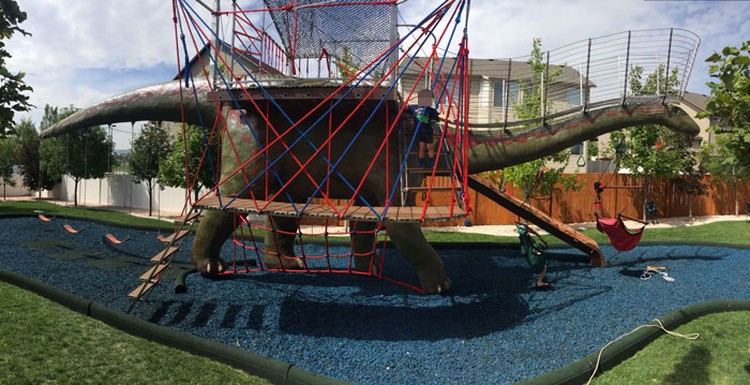 Seorang ayah membuat sebuah taman bermain yang berbentuk dinosaurus dengan berbagai fasilitasnya. Taman ini ditujukan untuk bermain anaknya kala pandemi Corona.