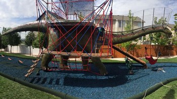 Terlihat sangat menyenangkan ya jika bermain di taman itu? (Istimewa/Dok. Bored Panda/thecauseman)