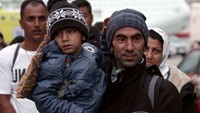 Dua kelompok migran, masing-masing terdiri dari 142 dan 250 orang yang “rentan”, naik feri di Pulau Lesbos, setelah mereka meninggalkan kamp yang kondisinya dikatakan menyedihkan.