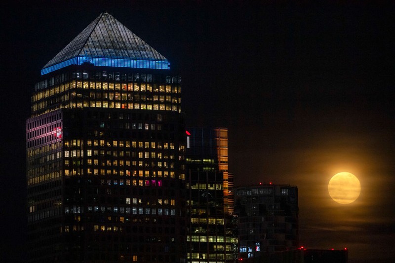 Potret Keindahan Supermoon di Berbagai Penjuru Dunia

Keindahan bulan purnama besar atau Supermoon menjadi fenomena terakhir di tahun 2020. Ini juga terlihat jelas hampir diberbagai belahan dunia. Beginilah foto-fotonya.