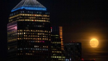Supermoon terjadi ketika bulan mencapai posisi terdekatnya dengan Bumi, yang dikenal sebagai perigee, dan berada di sisi yang berlawanan dari Bumi dengan matahari. Getty Images/Justin Setterfield