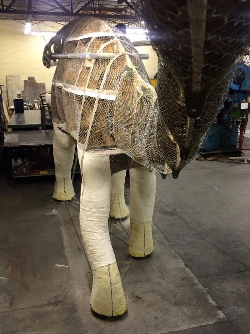 Seorang ayah membuat sebuah taman bermain yang berbentuk dinosaurus dengan berbagai fasilitasnya. Taman ini ditujukan untuk bermain anaknya kala pandemi Corona.