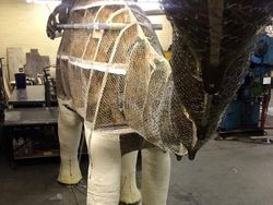 Dinosaurus Jadi Tempat Bermain Selama Isolasi Corona