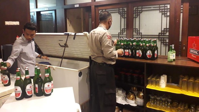 Polisi sita ratusan botol miras dari restoran Korea di Cilegon.