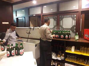 Gelar Razia, Polisi Sita Ratusan Botol Miras dari Restoran Korea di Cilegon