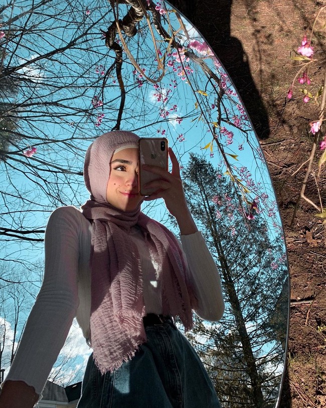 Ada delapan juta orang di planet ini, dan seperti ada orang asing di jalanan dan melihat wajahku dan dia tahu namaku. Itu sungguh aneh, ujarnya.  Foto: dok. Instagram @zahr4