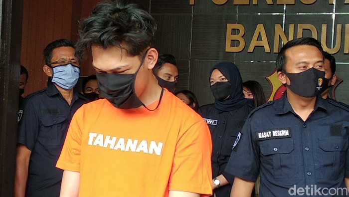YouTuber Ferdian Paleka berhasil ditangkap polisi usai kabur beberapa hari. Begini tampak Ferdian saat memakai baju tahanan.