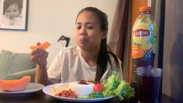 Mpok Rempong puasa di Prancis