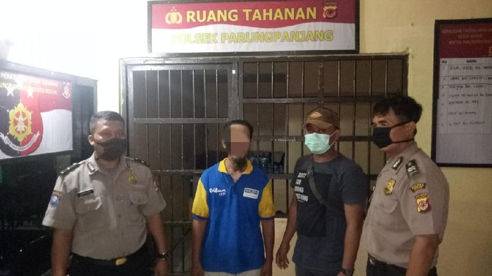 Diduga Ada Kuburan, Sampah di Rumah Penganiaya Istri di Bogor Dibakar Warga