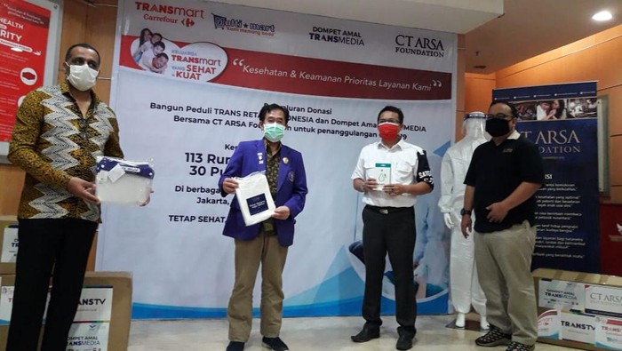 Melalui CT ARSA, Trans Retail dan Dompet Amal TRANSMEDIA Sumbang Donasi APD
