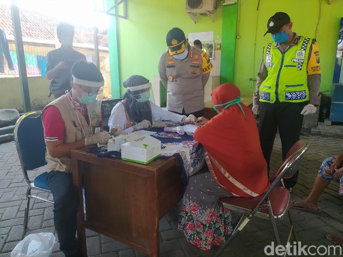 Seratus pedagang Pasar Porong Baru Sidoarjo menjalani rapid test. Hasilnya, ada dua pedagang yang reaktif.