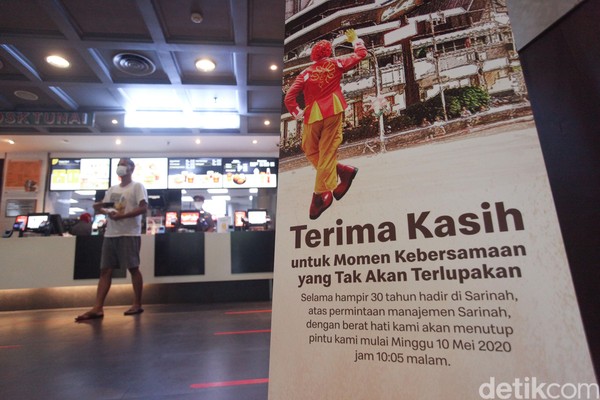 Beragam kenanganpun membuat netizen bernostalgia terhadap penutupan gerai McDonalds ini. Mereka pun beramai-rammai membagikan kenangan lama di sana. (Rifkianto Nugroho) Beragam kenanganpun membuat netizen bernostalgia terhadap penutupan gerai McDonalds ini. Mereka pun beramai-rammai membagikan kenangan lama di sana. (Rifkianto Nugroho)