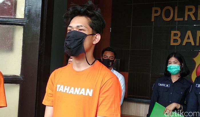 YouTuber Ferdian Paleka berhasil ditangkap polisi usai kabur beberapa hari. Begini tampak Ferdian saat memakai baju tahanan.