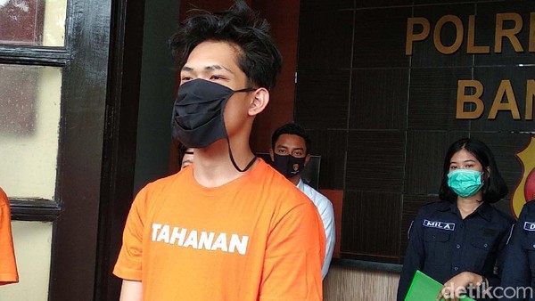 Ini Dia Tampang Ferdian Paleka Berbaju Tahanan