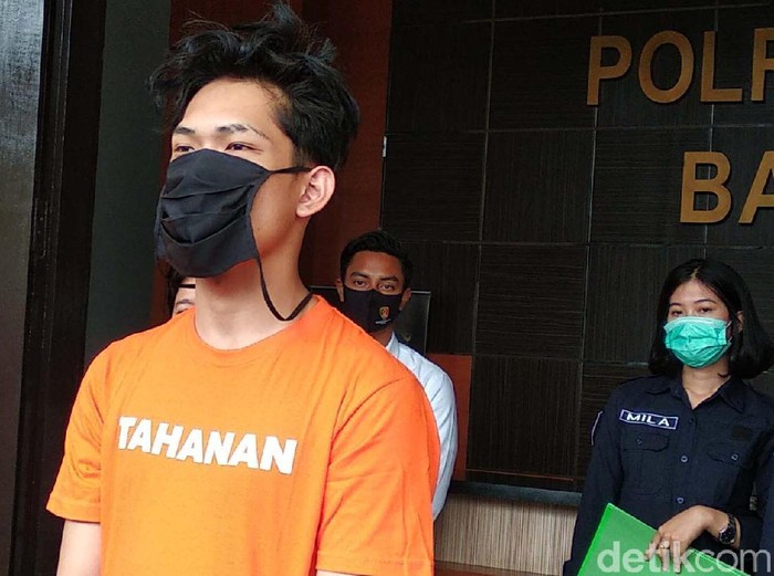 YouTuber Ferdian Paleka berhasil ditangkap polisi usai kabur beberapa hari. Begini tampak Ferdian saat memakai baju tahanan.