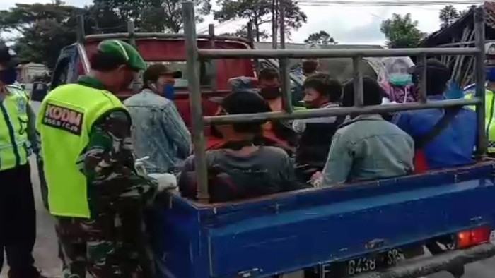Pemudik tumpangi belakang mobil pickup tertutup terpal untuk kelabui petugas