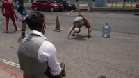 Begini aksi salah satu personel sirkus.  