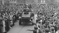 Pada foto yang diabadikan pada tanggal 7 Mei 1945 ini, ribuan warga Utrecht, Belanda, berkumpul di jalan-jalan kota unutk menyambut pasukan Sekutu yang berhasil membebaskan kota asal mereka. AP Photo/File.