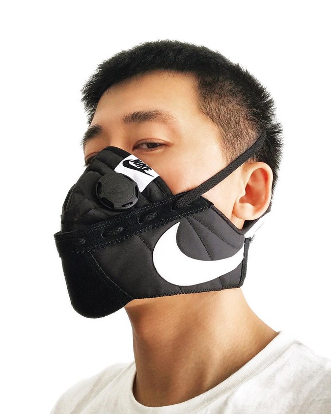 Dua seniman suami istri ini sering menerima tawaran kerja sama dari brand-brand besar yang sayangnya jarang diterima. Namun mereka menerima pesanan jika ada yang ingin membeli masker sneakers dengan waktu pengerjaan seminggu. Untuk sebuah masker, harganya tentu fantastis yakni mulai dari $5,000. Foto: Instagram @zhijunwang