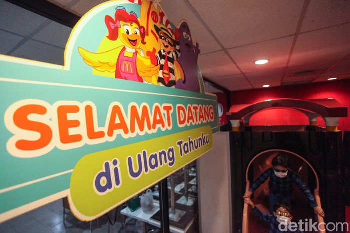 Restoran siap saji McDonalds Sarinah akan tutup permanen. Yuk lihat lagi sudut-sudut penuh cerita di gerai McD pertama di Indonesia ini.