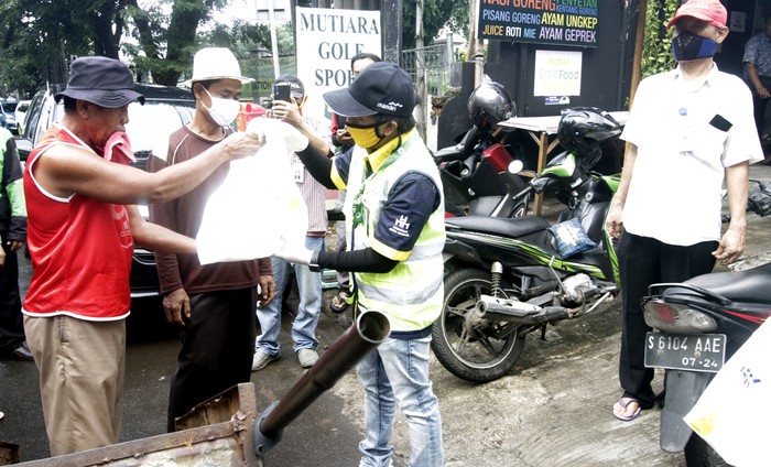 Pembagian Takjil Ramadhan untuk Warga Terdampak COVID-19 Guna meringankan beban masyarakat selama pandemi COVID-19 beragam cara dilakukan oleh perusahaan. Seperti memberi makanan berbuka untuk para pekerja harian ini.