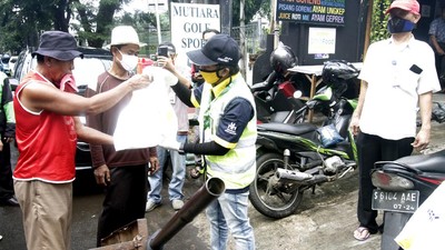 Pembagian Takjil Ramadhan untuk Warga Terdampak COVID-19