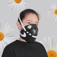 Sering membuat antismog mask dari sneakers, ahli maskology ini sudah dikenal di kalangan sneakerheads. Terlebih mereka sering membuat masker dari sneakers-sneakers langka dan mahal, seperti Yeezy Boost 350s hingga Nike X G-Dragon.Foto: Instagram @aria.duan