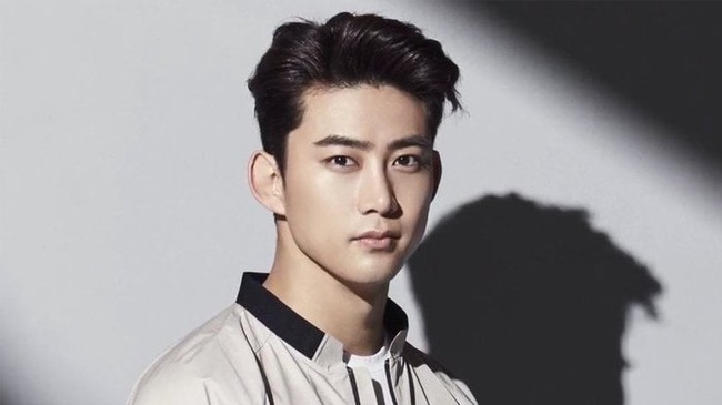 Salah satu anggota band Korea 2PM, Taecyeon, juga pernah mendapat kiriman dari seorang fans fanatiknya. Taecyeon mendapatkan sebuah surat yang ditulis menggunakan darah. Tapi bukan sembarang darah, melainkan darah menstruasi. Fansnya itu mengatakan bahwa pesan yang ditulisnya menggunakan darah menstruasi itu ditujukan khusus untuk Taecyeon. Foto: istimewa