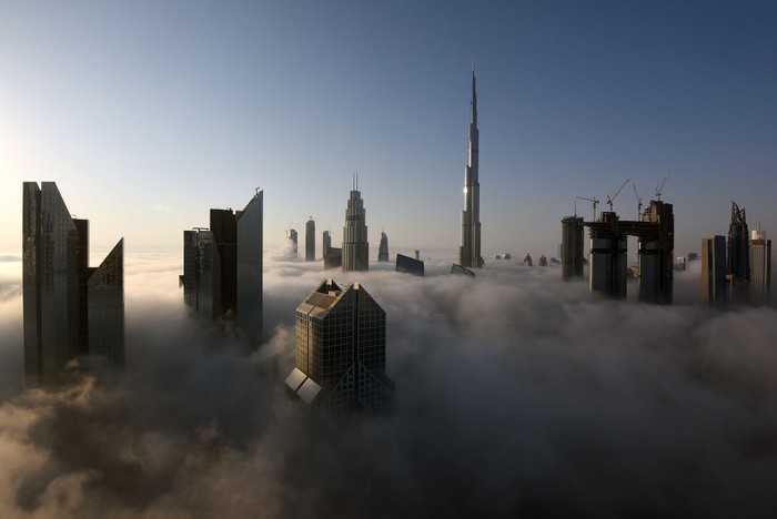 Gedung tertinggi di dunia, Burj Khalifa, Dubai, diketahui memiliki tiga zona waktu buka puasa yang berbeda-beda di beberapa lantainya. Begini alasannya.