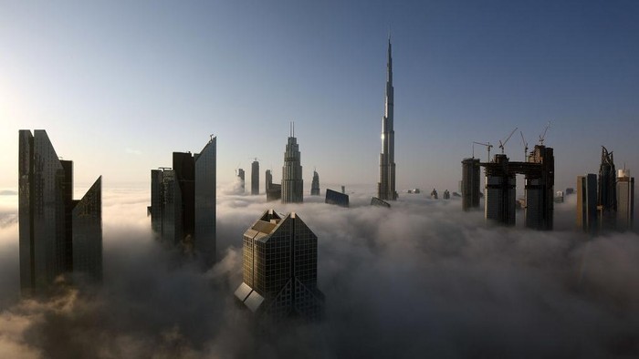 Gedung tertinggi di dunia, Burj Khalifa, Dubai, diketahui memiliki tiga zona waktu buka puasa yang berbeda-beda di beberapa lantainya. Begini alasannya.