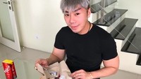 Ternyata Roy tak melulu melahap makanan mahal nih. Ia santai menikmati nasi bungkus dengan teh manis kemasan. Foto: Instagram roykiyoshi