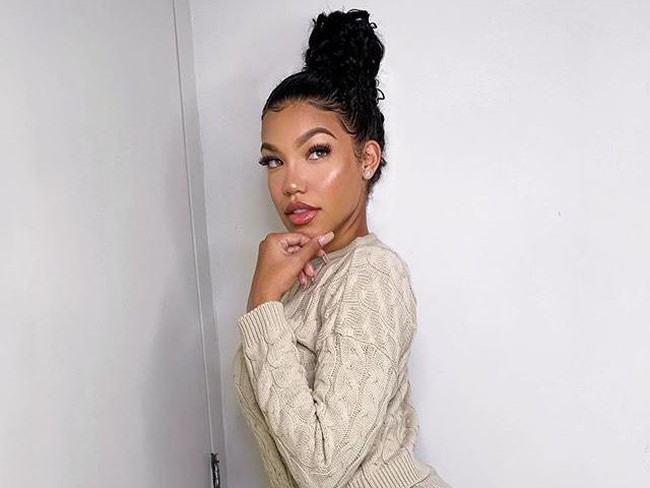 Set bikini yang dikenakan Tiona disebut terlalu vulgar. Banyak netizen mengkritik jika lebih baik sang model tak mengenakan pakaian apapun. Foto: dok. Instagram