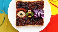 Pakai selai buah, Sasaki juga mengkreasikan roti panggangnya menggunakan tambahan sayuran. Ada paprika merah, acar lobak, hingga bawang bombai merah berbentuk M. Foto: Instagram @sasamana1204