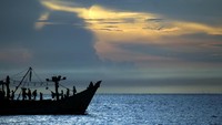 Nelayan di Aceh kini juga telah kembali melaut usai gelombang besar akibat dari Bulan Purnama Besar atau Supermoon yang terjadi di Indonesia. ANTARA FOTO/RAHMAD