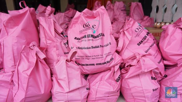Bansos Organisasi Aksi Solidaritas Era Kabinet Indonesia Maju (OASE). CNBC Indonesia/Tri Susilo