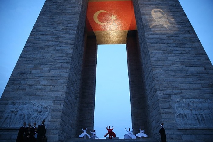 Mengungkap Makna di Balik Tarian Sufi yang Melegenda Tarian Sufi begitu tersohor di penjuru negara Turki. Tarian itu memiliki makna yang dalam secara spiritual bagi umat Muslim Sufi di Turki.