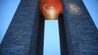 Tarian Sufi ini sudah hadir sejak abad ke-13. Tarian ini diketahui digagas oleh oleh seorang penyair legendaris yakni Jalaluddin Rumi untuk mengekspresikan kesedihannya saat ditinggal mati guru rohaninya yaitu Syamsuddin Tabriz. Ali Atmaca/Anadolu Agency/Getty Images.