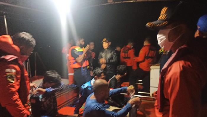 Kapal terbalik di Kolaka