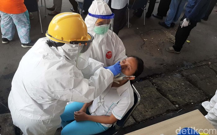 Sebanyak 300 pedagang dan pengunjung di Pasar Kebon Kembang, Kota Bogor menjalani swab test massal. Hal itu dilakukan untuk mendeteksi penyebaran virus Corona.